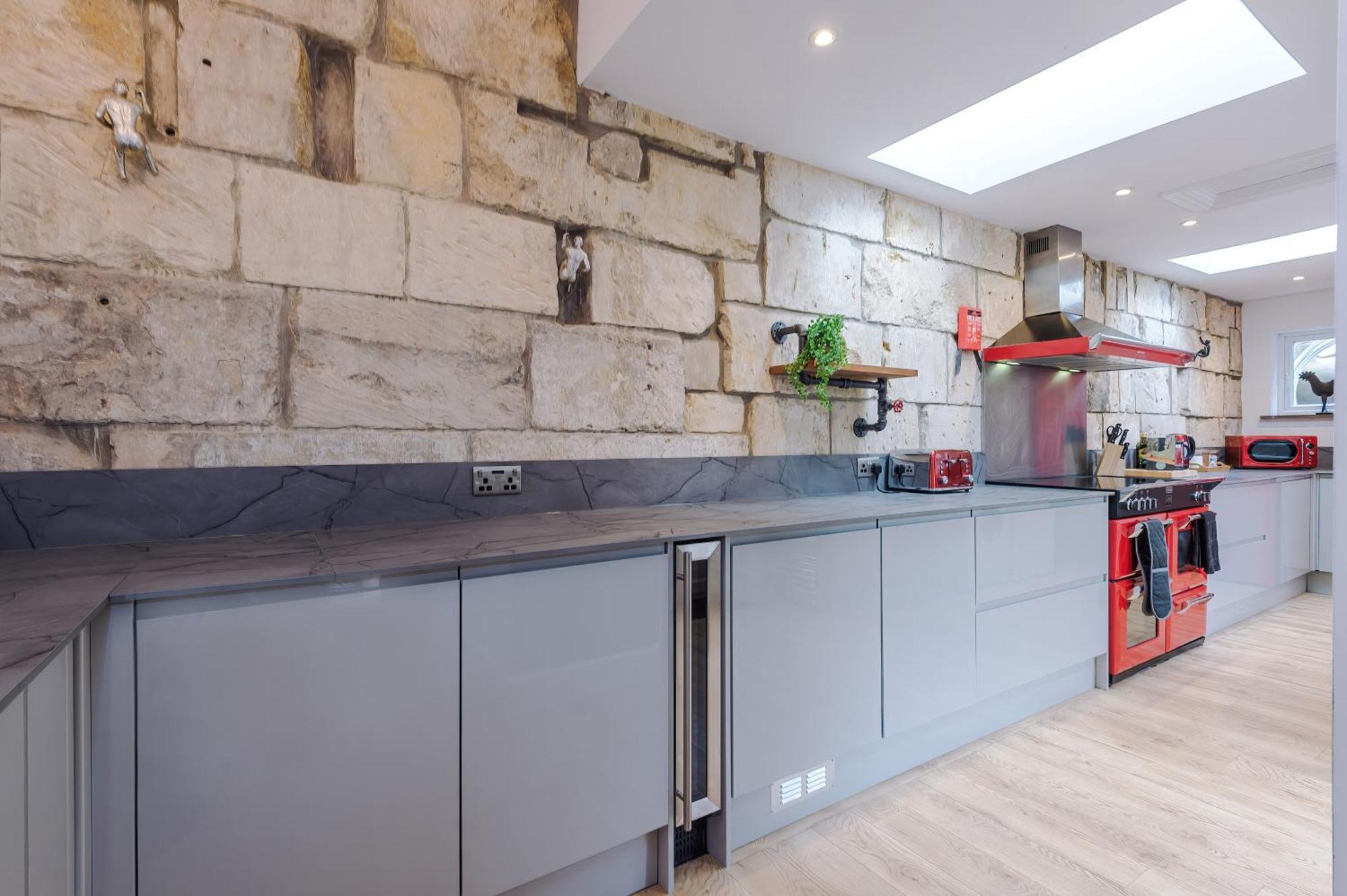 Incredible - Five Bedroom - 7 Actual Beds - 6 Bathroom House By Purestay - Central Bath With Parking Экстерьер фото