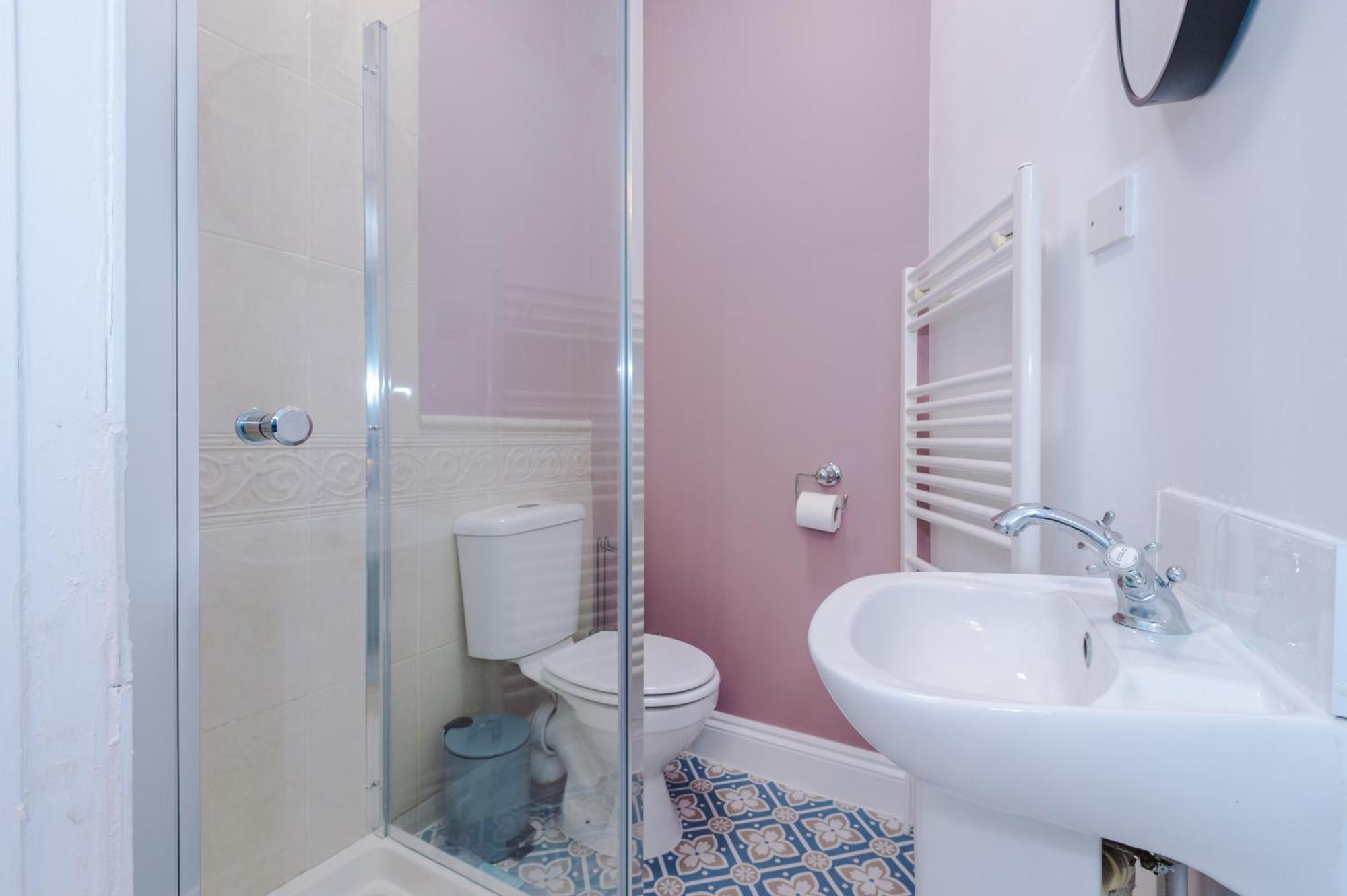Incredible - Five Bedroom - 7 Actual Beds - 6 Bathroom House By Purestay - Central Bath With Parking Экстерьер фото